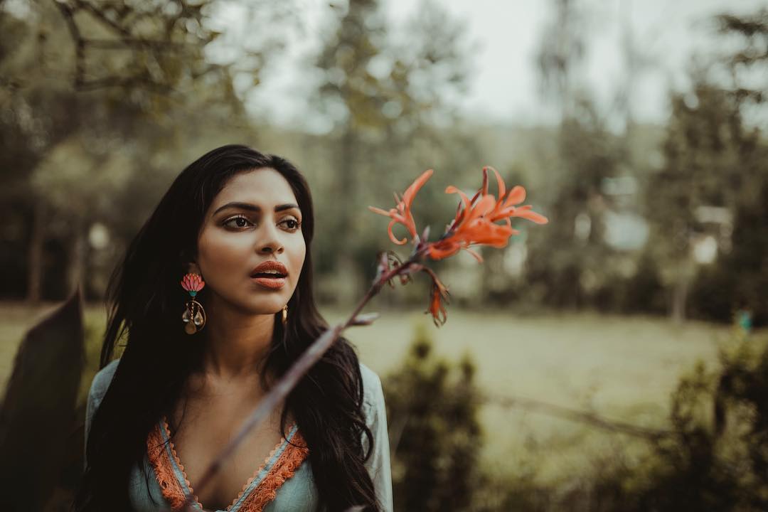 • অমলা জানান, নির্দিষ্ট সেই দিনে তিনি যখন স্পটে পৌঁছোন তখন কিন্তু মানসিকভাবে খুবই চাপে ভুগছিলেন অমলা ৷ ‘‘আমি খুব দুশ্চিন্তা করছিলাম ৷ ভাবছিলাম কী হতে চলেছে সেটে, কী ভাবে শ্যুট হবে, কে কে থাকবে?’’ • অমলা জানান, নির্দিষ্ট সেই দিনে তিনি যখন স্পটে পৌঁছোন তখন কিন্তু মানসিকভাবে খুবই চাপে ভুগছিলেন অমলা ৷ ‘‘আমি খুব দুশ্চিন্তা করছিলাম ৷ ভাবছিলাম কী হতে চলেছে সেটে, কী ভাবে শ্যুট হবে, কে কে থাকবে?’’