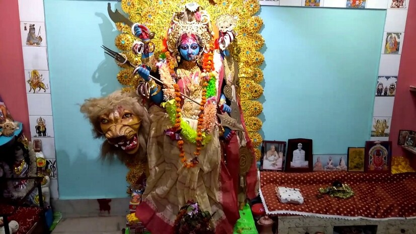  ♦ পুজোর শেষে পুরোহিতকে যথাসাধ্য দান-ধ্যান ও দক্ষিণা দিতে হয় এবং পুজোর শেষে মন দিয়ে ব্রত কথা শুনতে হয়। ব্রতের আগের দিন নিরামিষ আহার করলে ব্রতের ফল ভাল হয় বলে মনে করেন অনেকে ৷ 