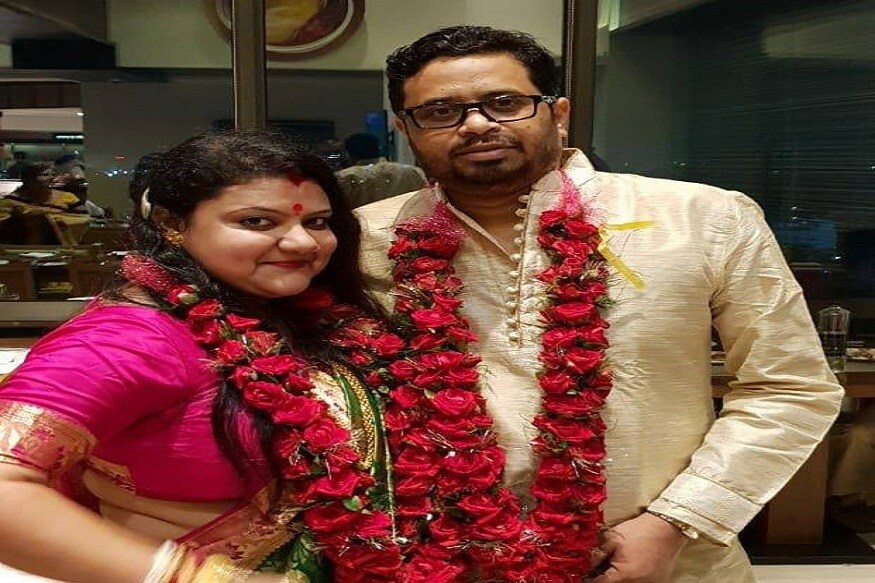 বাঁকুড়ায় প্রবেশের মুখে দুর্গাপুর ব্যারেজে তাঁকে স্বাগত জানাতে হাজির হন জেলার বিভিন্ন প্রান্ত থেকে আসা অসংখ্য বিজেপি কর্মী সমর্থক । সাংসদকে ফুলের তোড়া ও মালা দিয়ে স্বাগত জানান দলের কর্মীরা । দুর্গাপুর ব্যারেজে বাঁকুড়ার সীমানায় সস্ত্রীক বাঁকুড়ার মাটিকে প্রণাম করে জেলায় প্রবেশ করেন সাংসদ । এরপর তিনি বিষ্ণুপুর আদালতের উদ্যেশ্যে রওনা দেন । ছবি সৌজন্যে ফেসবুক ৷ বাঁকুড়ায় প্রবেশের মুখে দুর্গাপুর ব্যারেজে তাঁকে স্বাগত জানাতে হাজির হন জেলার বিভিন্ন প্রান্ত থেকে আসা অসংখ্য বিজেপি কর্মী সমর্থক । সাংসদকে ফুলের তোড়া ও মালা দিয়ে স্বাগত জানান দলের কর্মীরা । দুর্গাপুর ব্যারেজে বাঁকুড়ার সীমানায় সস্ত্রীক বাঁকুড়ার মাটিকে প্রণাম করে জেলায় প্রবেশ করেন সাংসদ । এরপর তিনি বিষ্ণুপুর আদালতের উদ্যেশ্যে রওনা দেন । ছবি সৌজন্যে ফেসবুক ৷
