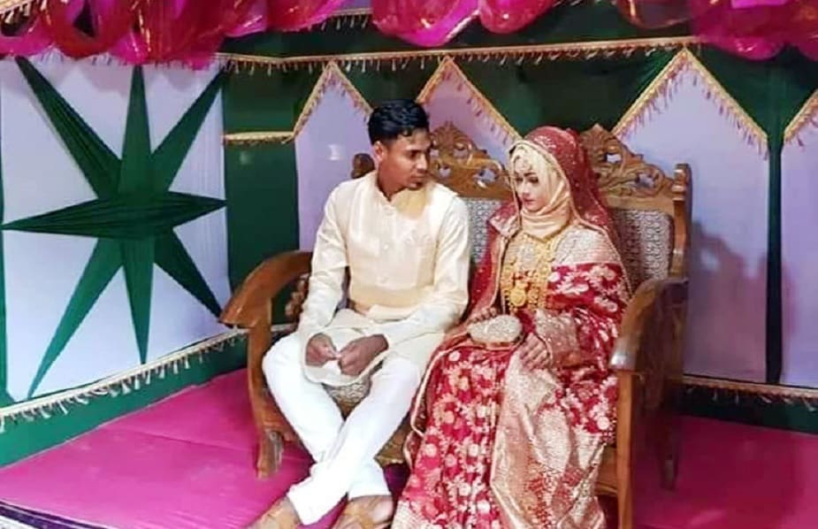 ♦ সাতক্ষীরার কালিগজ্ঞ উপজেলার তেঁতুলিয়া গ্রামে মুস্তাফিজের গ্রামের বাড়িতে বৌভাত অনুষ্ঠানে প্রায় তিন হাজার মানুষের জন্য আপ্যায়নের ব্যবস্থা করা হলেও হাজির হয়েছেন তার চেয়েও বেশি মানুষ। ♦ সাতক্ষীরার কালিগজ্ঞ উপজেলার তেঁতুলিয়া গ্রামে মুস্তাফিজের গ্রামের বাড়িতে বৌভাত অনুষ্ঠানে প্রায় তিন হাজার মানুষের জন্য আপ্যায়নের ব্যবস্থা করা হলেও হাজির হয়েছেন তার চেয়েও বেশি মানুষ।