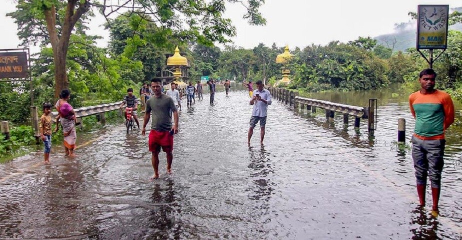 ♦ হিমা শুধু ট্যুইট করেই সাহায্য় চাননি। তিনি ব্য়ক্তিগত ভাবেও আসামের পাশে দাঁড়িয়েছেন। হিমা ইন্ডিয়ান অয়েল কর্পোরেশনে চাকরি করেন। জানা গিয়েছে তিনি তাঁর বেতনের অর্ধেকটাই মুখ্য়মন্ত্রীর ত্রাণ তহবিলে দান করেছেন। ♦ হিমা শুধু ট্যুইট করেই সাহায্য় চাননি। তিনি ব্য়ক্তিগত ভাবেও আসামের পাশে দাঁড়িয়েছেন। হিমা ইন্ডিয়ান অয়েল কর্পোরেশনে চাকরি করেন। জানা গিয়েছে তিনি তাঁর বেতনের অর্ধেকটাই মুখ্য়মন্ত্রীর ত্রাণ তহবিলে দান করেছেন।