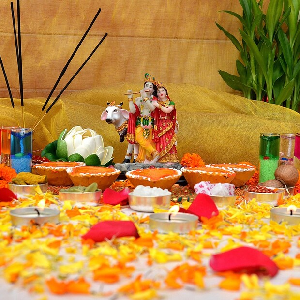 ♦ এর পাশাপাশি রাধা-কৃষ্ণের পুজো করুন ৷