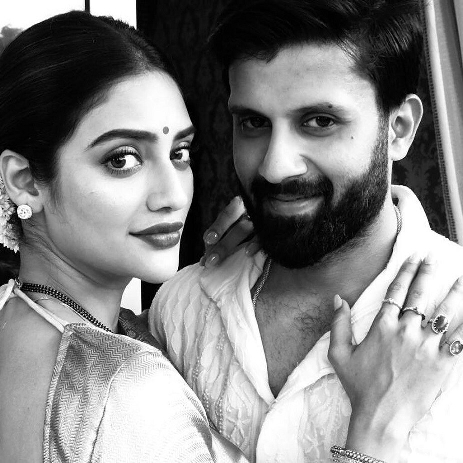 ♦ বিয়ে হয়েছে কয়েকদিন হল, তবে এ বার মধুচন্দ্রিমায় প্রেমে মততে পাড়ি দিয়েছেন নুসরত ও নিখিল ৷ ♦ বিয়ে হয়েছে কয়েকদিন হল, তবে এ বার মধুচন্দ্রিমায় প্রেমে মততে পাড়ি দিয়েছেন নুসরত ও নিখিল ৷