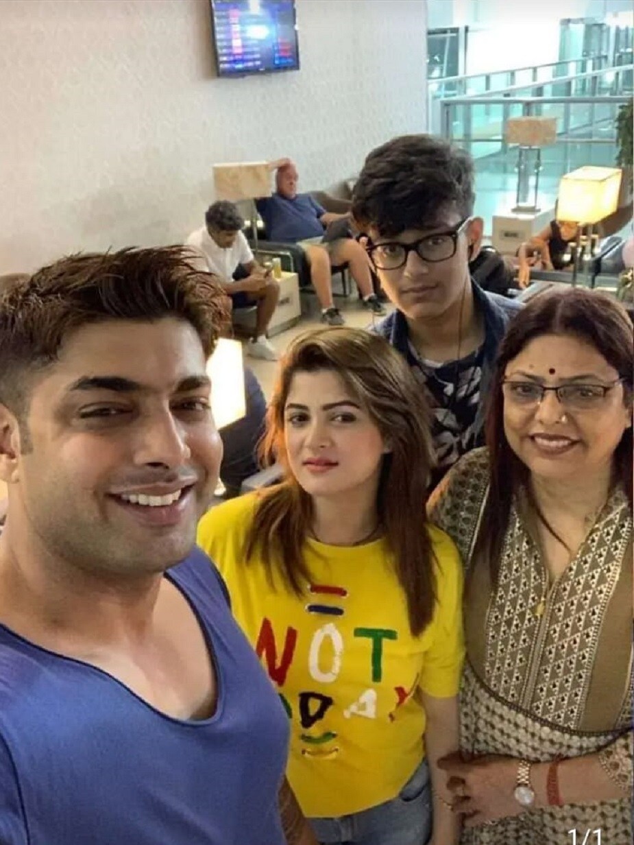 ♦ দু’জনেই ভীষণরকম পরিবারের সব সদস্যদের সঙ্গে থাকতে পছন্দ করেন ৷ ভালোবাসেন একসঙ্গে সময় কাটাতে ৷ আর সেই কারণে ছেলে ও শাশুড়িকে সঙ্গে নিয়ে ব্যাঙ্ককে ঘুরতে গিয়েছিলেন শ্রাবন্তী ও রোশন ৷ ♦ দু’জনেই ভীষণরকম পরিবারের সব সদস্যদের সঙ্গে থাকতে পছন্দ করেন ৷ ভালোবাসেন একসঙ্গে সময় কাটাতে ৷ আর সেই কারণে ছেলে ও শাশুড়িকে সঙ্গে নিয়ে ব্যাঙ্ককে ঘুরতে গিয়েছিলেন শ্রাবন্তী ও রোশন ৷