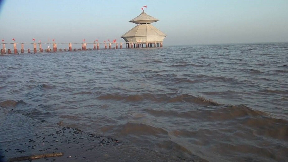 ♦ কথিত আছে, এই মন্দিরটি নাকি পুত্র কার্ত্তিকের তৈরি ৷ কিন্তু দিনে দু’বার এই মন্দিরটি অদৃশ্য হয়ে যাওয়ার পিছনে রয়েছে এক অন্য কারণ ৷ ♦ কথিত আছে, এই মন্দিরটি নাকি পুত্র কার্ত্তিকের তৈরি ৷ কিন্তু দিনে দু’বার এই মন্দিরটি অদৃশ্য হয়ে যাওয়ার পিছনে রয়েছে এক অন্য কারণ ৷