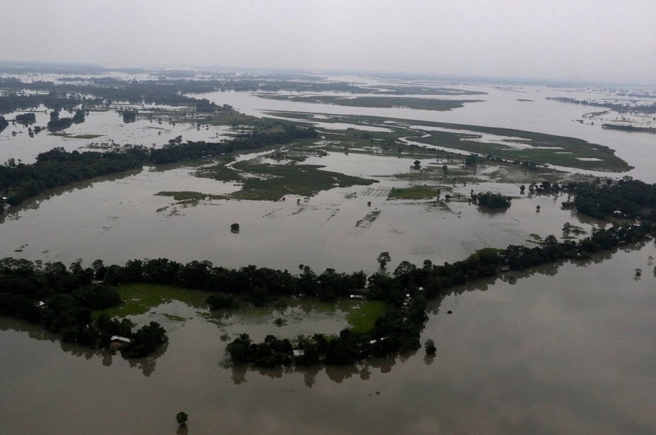 ♦ এই মুহূর্তে অসমের বন্য়ায় ৪৬ লক্ষ ২৮ হাজার মানুষ আক্রান্ত। মৃতের সংখ্যা ১৫ ছাড়িয়েছে। আসামের বিপর্যয় মোকাবিলা দফতর থেকে জানানো হয়েছে যে, ৪,১৭৫টি গ্রাম বন্য়ায় ভেসে গিয়েছে। ৯০,০০০ হেক্টর কৃষিজমি ক্ষতিগ্রস্থ। ১০ লক্ষ পশুও ক্ষতিগ্রস্থ হয়েছে। কাজিরাঙা জাতীয় উদ্য়ানের ৯০ শতাংশ জমি জলের তলায়। ♦ এই মুহূর্তে অসমের বন্য়ায় ৪৬ লক্ষ ২৮ হাজার মানুষ আক্রান্ত। মৃতের সংখ্যা ১৫ ছাড়িয়েছে। আসামের বিপর্যয় মোকাবিলা দফতর থেকে জানানো হয়েছে যে, ৪,১৭৫টি গ্রাম বন্য়ায় ভেসে গিয়েছে। ৯০,০০০ হেক্টর কৃষিজমি ক্ষতিগ্রস্থ। ১০ লক্ষ পশুও ক্ষতিগ্রস্থ হয়েছে। কাজিরাঙা জাতীয় উদ্য়ানের ৯০ শতাংশ জমি জলের তলায়।