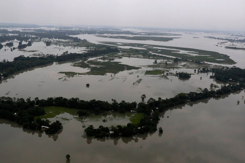 ♦ অসমের বন্যা দুর্গতদের জন্য এই অনুদানের কথা টুইট করে দেশের মানুষকে অসমের পাশে দাঁড়ানোর জন্য আহ্বান জানিয়েছেন অক্ষয়। 