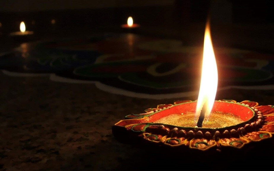 ♦ অমাবস্যার সময় বাড়ির ছাদে বা বাড়ির বারান্দায় প্রদীপ জ্বালাবেন। আপনার আসে পাশে যে সব খারাপ শক্তি থাকে সেই গুলি বাড়িতে প্রবেশ করতে পারে না। এর ফলে আপনার উন্নতি হবে। আর বাইরের অশুভ শক্তির থেকেও আপনি নিজেকে ব্যাহত রাখতে পারবেন। ছবি: সংগৃহীত ৷ ♦ অমাবস্যার সময় বাড়ির ছাদে বা বাড়ির বারান্দায় প্রদীপ জ্বালাবেন। আপনার আসে পাশে যে সব খারাপ শক্তি থাকে সেই গুলি বাড়িতে প্রবেশ করতে পারে না। এর ফলে আপনার উন্নতি হবে। আর বাইরের অশুভ শক্তির থেকেও আপনি নিজেকে ব্যাহত রাখতে পারবেন। ছবি: সংগৃহীত ৷