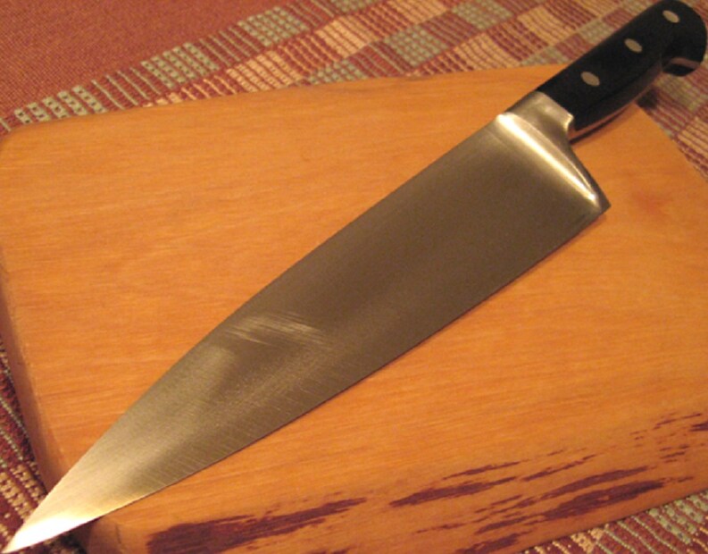 ♦ এ সময় তাঁদের চার বছরের মেয়েকে ঘুমিয়ে রেখে কৌশলে বাড়ি থেকে পালিয়ে যান ওই গৃহবধূ। পরে স্বামীর চিৎকারে আশপাশের লোকজন এগিয়ে আসে। সেই সঙ্গে তাঁকে উদ্ধার করে এনাম মেডিকেল কলেজ হাসপাতালে ভর্তি করেন তাঁরা।--প্রতীকী ছবি ৷