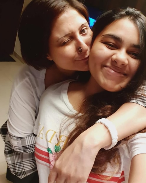 • মেয়ে অন্বেষা এখন অবশ্য আর কলকাতায় থাকে না ৷ পড়াশোনার সূত্রে মুম্বইয়ে থাকে সে ৷ স্বস্তিকাও কলকাতা-মুম্বই দু’জায়গাতেই থাকেন ৷ ছবি: ইনস্টাগ্রাম ৷