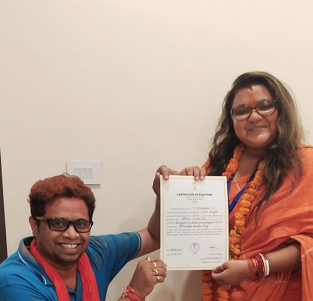 জয়লাভের পরেও আদালতের নিষেধাজ্ঞার কারণে জেলায় প্রবেশ করতে পারেননি সাংসদ সৌমিত্র খাঁ । আজ হাইকোর্টের নির্দেশ মতো তাঁকে বিষ্ণুপুর আদালতে হাজির হতে হবে । সেই উদ্যেশ্যেই সকালে দুর্গাপুর থেকে বড়জোড়ায় এসে পৌঁছান সৌমিত্র খাঁ । ছবি সৌজন্যে ফেসবুক ৷ জয়লাভের পরেও আদালতের নিষেধাজ্ঞার কারণে জেলায় প্রবেশ করতে পারেননি সাংসদ সৌমিত্র খাঁ । আজ হাইকোর্টের নির্দেশ মতো তাঁকে বিষ্ণুপুর আদালতে হাজির হতে হবে । সেই উদ্যেশ্যেই সকালে দুর্গাপুর থেকে বড়জোড়ায় এসে পৌঁছান সৌমিত্র খাঁ । ছবি সৌজন্যে ফেসবুক ৷