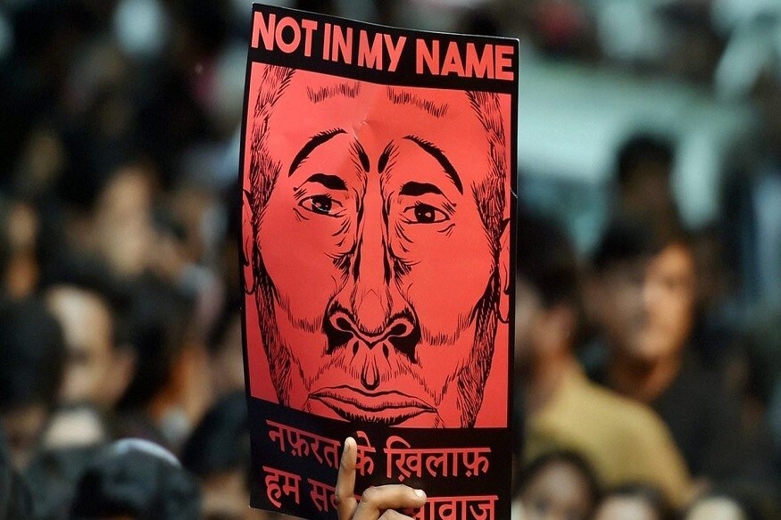 সবকা সাথ, সবকা বিকাশ, সবকা বিশ্বাস। মোদি জমানার দ্বিতীয় দফায় এই স্লোগানকে সামনে রেখেই এগনোর কথা বলছে কেন্দ্রীয় সরকার। অথচ দেশ জুড়ে বাড়ছে ধর্মীয় অসহিষ্ণুতা। গো-হত্যার অভিযোগে গণপিটুনি শিকার হচ্ছেন মানুষ। জয় শ্রীরাম- না বলায় খুন হতে হচ্ছে। সংখ্যালঘুদের নিগ্রহ নিয়ে উদ্বিগ্ন রাষ্ট্রসংঘের মানবাধিকার শাখা ওরেটর ওএনজি-র বিবৃতিতে উঠেছে এরাজ্যে আক্রান্ত ক্যানিংয়ের শাহরুখ হালদারের কথাও। আবার কেন্দ্রীয় সরকারের তরফে পাল্টা রাজ্যের কিছু মাদ্রাসার জঙ্গি যোগের অভিযোগ তোলা হয়েছে।ফাইল ছবি সবকা সাথ, সবকা বিকাশ, সবকা বিশ্বাস। মোদি জমানার দ্বিতীয় দফায় এই স্লোগানকে সামনে রেখেই এগনোর কথা বলছে কেন্দ্রীয় সরকার। অথচ দেশ জুড়ে বাড়ছে ধর্মীয় অসহিষ্ণুতা। গো-হত্যার অভিযোগে গণপিটুনি শিকার হচ্ছেন মানুষ। জয় শ্রীরাম- না বলায় খুন হতে হচ্ছে। সংখ্যালঘুদের নিগ্রহ নিয়ে উদ্বিগ্ন রাষ্ট্রসংঘের মানবাধিকার শাখা ওরেটর ওএনজি-র বিবৃতিতে উঠেছে এরাজ্যে আক্রান্ত ক্যানিংয়ের শাহরুখ হালদারের কথাও। আবার কেন্দ্রীয় সরকারের তরফে পাল্টা রাজ্যের কিছু মাদ্রাসার জঙ্গি যোগের অভিযোগ তোলা হয়েছে।ফাইল ছবি