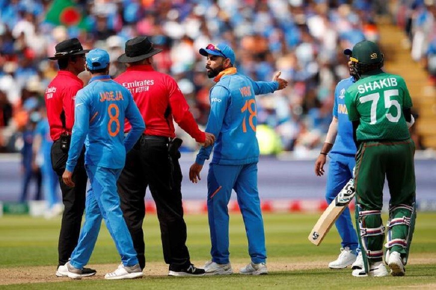 এদিন মহম্মদ শামির বলে সৌম্য সরকারকে এল বি ডাব্লু আবেদন করেন ৷ ফিল্ড আম্পায়র তাঁকে নট আউট দেন ৷ Photo- Reuters এদিন মহম্মদ শামির বলে সৌম্য সরকারকে এল বি ডাব্লু আবেদন করেন ৷ ফিল্ড আম্পায়র তাঁকে নট আউট দেন ৷ Photo- Reuters