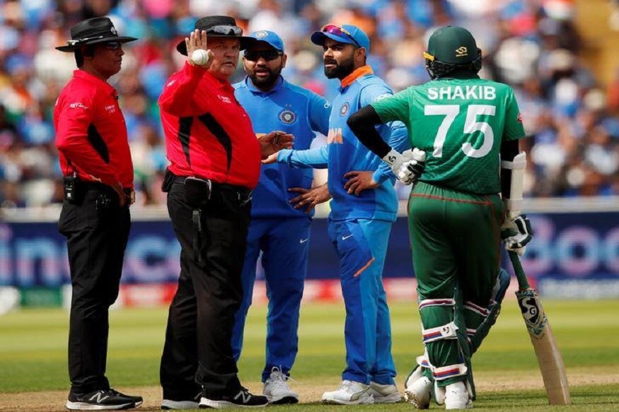 এরপরেও বিরাট বারবার আম্পায়রদের পয়েন্টটা বোঝানোর চেষ্টা করেন ৷ কারণ বল সত্যিই প্যাডে লেগেছিল ৷ আর বলও অন দ্য লাইন ছিল আর স্টাম্পে হিট করছিল ৷ Photo- Reuters এরপরেও বিরাট বারবার আম্পায়রদের পয়েন্টটা বোঝানোর চেষ্টা করেন ৷ কারণ বল সত্যিই প্যাডে লেগেছিল ৷ আর বলও অন দ্য লাইন ছিল আর স্টাম্পে হিট করছিল ৷ Photo- Reuters