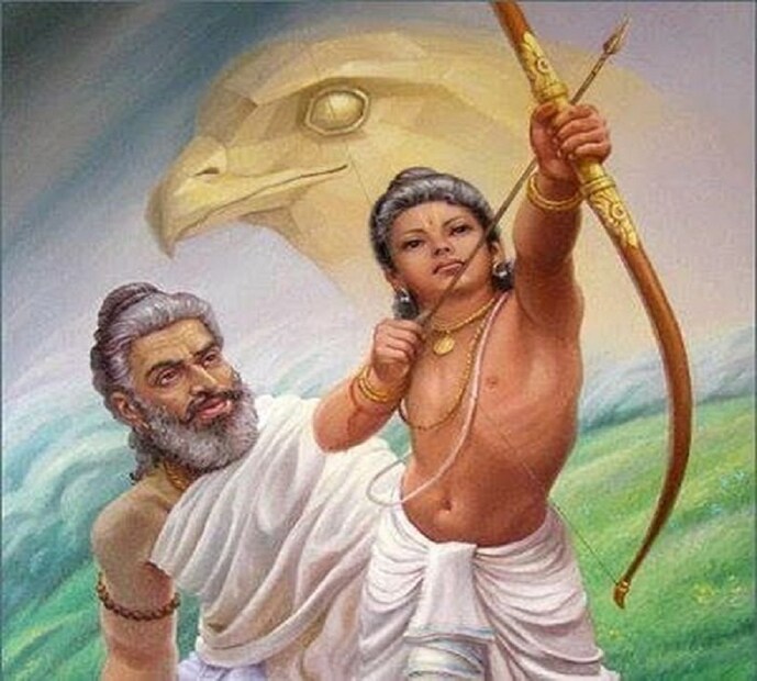 অর্জুনের অস্ত্রগুরু দ্রোণাচার্য অস্ত্রশিক্ষা দিয়েছিলেন তৃতীয় পাণ্ডবকে ৷ গুরুর প্রতি ভক্তি শ্রদ্ধা ভক্তি রেখেই বিশ্বের সর্বশ্রেষ্ঠ বীর হয়েছিলেন ৷ অর্জুনের শৌর্যের কথা সবারই জানা রয়েছে ৷