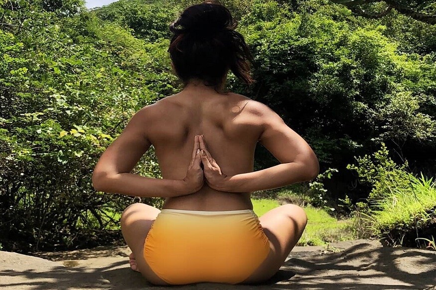 প্রকৃতির সান্নিধ্যে নিজেকে খোলামেলা করলেন নায়িকা৷ নিজেকে পুরোপুরি উন্মুক্ত করলেন তিনি৷ আর এভাবেই করলেন যোগচর্চা৷ Photo Courtesy: Instagram প্রকৃতির সান্নিধ্যে নিজেকে খোলামেলা করলেন নায়িকা৷ নিজেকে পুরোপুরি উন্মুক্ত করলেন তিনি৷ আর এভাবেই করলেন যোগচর্চা৷ Photo Courtesy: Instagram
