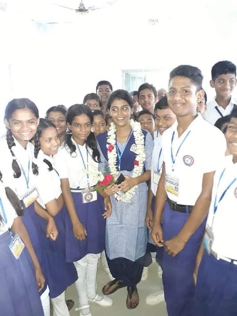 গানের লড়াইয়ে সেরা হওয়ার পর অঙ্কিতা গিয়েছিলেন তাঁর স্কুলে। photo source facebook