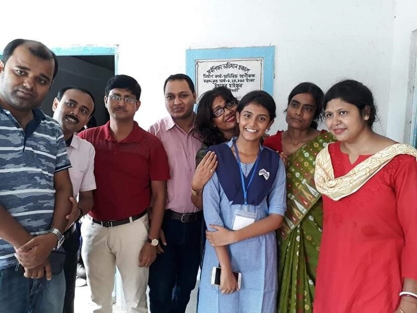 স্কুলের শিক্ষক ও শিক্ষিকারা ছবি তুললেন অঙ্কিতার সঙ্গে। photo source facebook