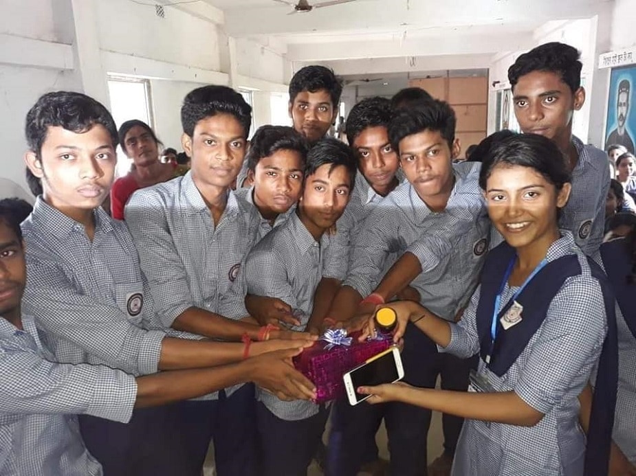অঙ্কিতার এই সাফল্যের পিছনে তাঁর স্কুলের অবদান রয়েছে। শিক্ষক থেকে সহপাঠী সকলেই তাঁকে নানা ভাবে সাহায্য করেছে। photo source facebook অঙ্কিতার এই সাফল্যের পিছনে তাঁর স্কুলের অবদান রয়েছে। শিক্ষক থেকে সহপাঠী সকলেই তাঁকে নানা ভাবে সাহায্য করেছে। photo source facebook