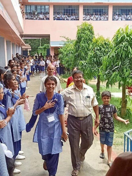 অঙ্কিতাকে তাঁর স্কুলের শিক্ষক ও সহপাঠীরা সকলে মিলে তাঁকে অ্যিবাদন জানালেন। photo source facebook 