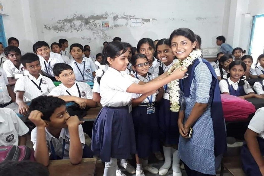 এক ঝটকায় গোবরডাঙার বাসিন্দা অঙ্কিতা ভট্টাচার্যের জীবনটা অনেকটাই যেন বদলে গিয়েছে । রবিবার রাতে সারেগামাপা ২০১৯ এর মঞ্চে বিজেতা হয়েছেন তিনি। অঙ্কিতার স্কুলের সহপাঠীরা ও ছোট্ট বাচ্চারা তাঁকে মালা পড়িয়ে বরণ করে নিল।photo source facebook এক ঝটকায় গোবরডাঙার বাসিন্দা অঙ্কিতা ভট্টাচার্যের জীবনটা অনেকটাই যেন বদলে গিয়েছে । রবিবার রাতে সারেগামাপা ২০১৯ এর মঞ্চে বিজেতা হয়েছেন তিনি। অঙ্কিতার স্কুলের সহপাঠীরা ও ছোট্ট বাচ্চারা তাঁকে মালা পড়িয়ে বরণ করে নিল।photo source facebook