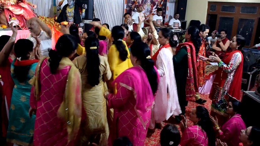 শ্রীখণ্ড মহাদেবে পৌঁছতে ৩২ কিলোমিটারের পায়ে হাঁটা পথ অতিক্রান্ত হতে হয় ৷  