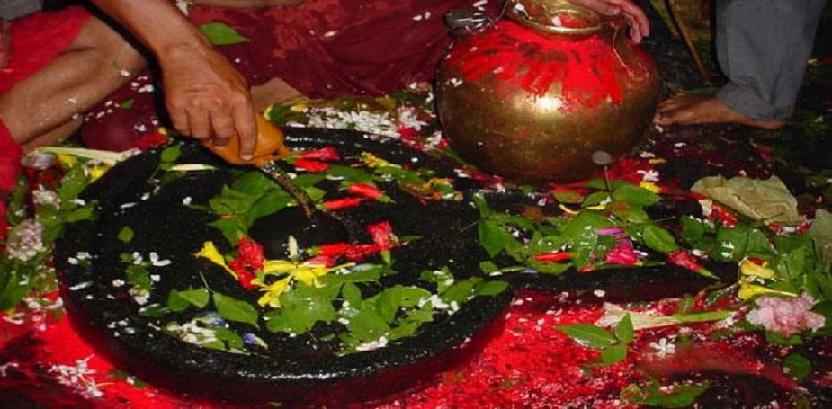 ♦ শ্রাবণে শিবলিঙ্গে বিল্বপত্র প্রদানের একটি নিয়ম রয়েছে। এই মাসের অষ্টমী, চতুর্থী, নবমী, অমাবস্যা, সংক্রান্তি ও সোমবারগুলিতে বিল্বপত্র শিবের মাথা থেকে নামাতে নেই বলে জানানো হয়। ♦ শ্রাবণে শিবলিঙ্গে বিল্বপত্র প্রদানের একটি নিয়ম রয়েছে। এই মাসের অষ্টমী, চতুর্থী, নবমী, অমাবস্যা, সংক্রান্তি ও সোমবারগুলিতে বিল্বপত্র শিবের মাথা থেকে নামাতে নেই বলে জানানো হয়।
