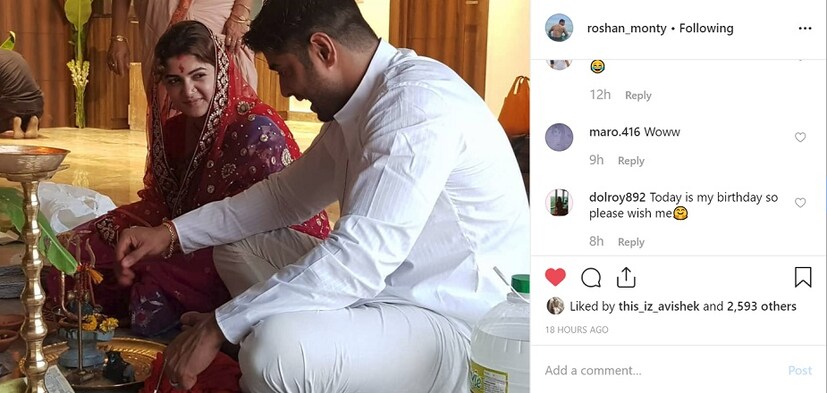 ♦ যেখানে দেখা যাচ্ছে শিব পুজোয় ব্যস্ত দম্পতি ৷ আর সেই পুজোর মুহূর্তে স্বামী রোশনের দিকে তাকিয়ে ছবি তুললেন নায়িকা ৷ আর এই ছবিটিই নিজের হ্যান্ডেলে পোস্ট করে ক্যাপশনে রোশন লেখেন,‘‘তুমি যেভাবে আমার দিকে তাকাও, যা আমি বড্ড ভালোবাসি ৷’’