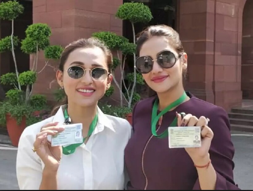 ♦ লোকসভা নির্বাচনে জেতার পর প্রথম যেদিন তিনি সংসদ ভবনে পা রেখেছিলেন ৷ সেখানে গিয়ে তিনি এবং আরেক টলি নায়িকা তথা নব্য নির্বাচিত সাংসদ নুসরত সংসদ ভবনে গিয়ে ছবি সেলফি তুলেছিলেন ৷ আর সেই ছবি ঘিরে সোশ্যাল মিডিয়ায় কম জলঘোলা হয়নি ৷ ছবি: ইনস্টাগ্রাম ৷