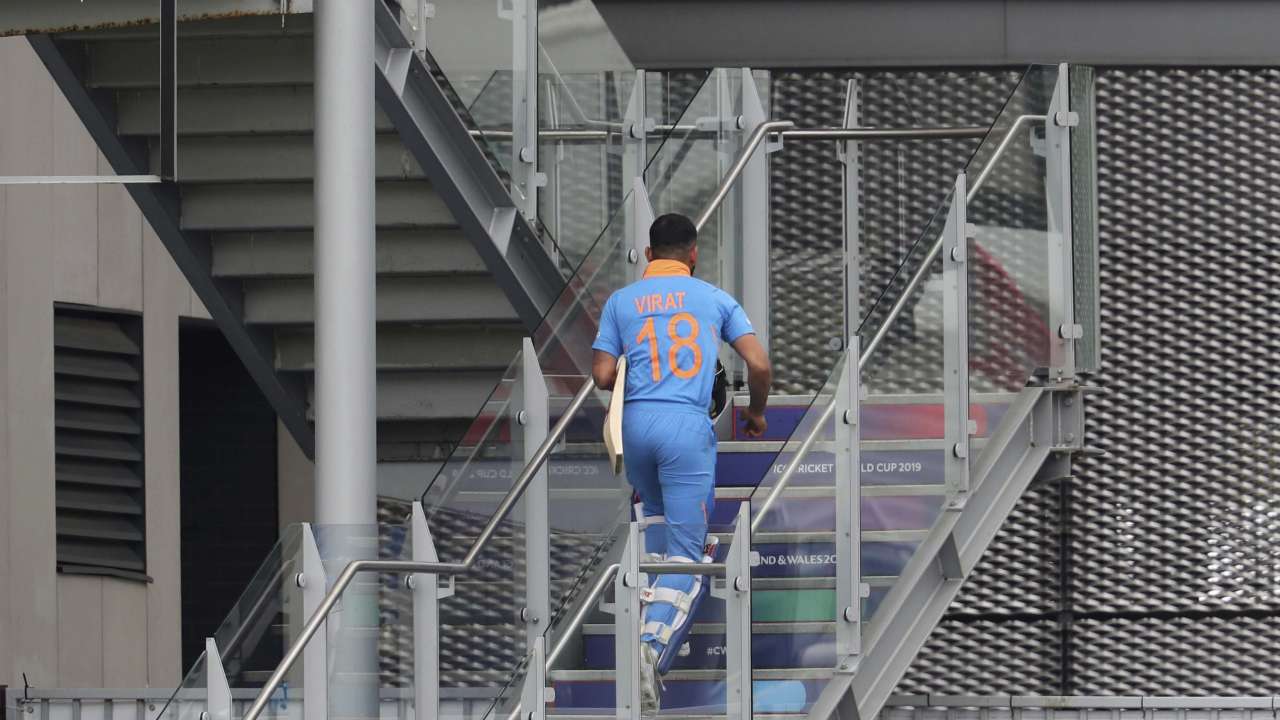 আজ, বুধবার ম্যাঞ্চেস্টারে বিরাটের ব্যাটে অবদান মাত্র ১ রান ৷ গতবার ২০১৫ বিশ্বকাপেও সেমিফাইনালে বিরাট করেছিলেন মাত্র ১ রানই ৷ তিনটি বিশ্বকাপের তিনটি সেমিফাইনালে সবমিলিয়ে ১১ রান করেছেন বিরাট ৷ এবং বিশ্বকাপের নক আউট পর্বে বিরাটের সবমিলিয়ে এখনও পর্যন্ত সংগ্রহ মাত্র ৭৩ রান ৷ অর্থাৎ বিশ্বকাপের নক-আউট পর্বে এখনও পর্যন্ত কখনই ক্লিক করেনি বিরাটের ব্যাট ৷ আজ, বুধবার ম্যাঞ্চেস্টারে বিরাটের ব্যাটে অবদান মাত্র ১ রান ৷ গতবার ২০১৫ বিশ্বকাপেও সেমিফাইনালে বিরাট করেছিলেন মাত্র ১ রানই ৷ তিনটি বিশ্বকাপের তিনটি সেমিফাইনালে সবমিলিয়ে ১১ রান করেছেন বিরাট ৷ এবং বিশ্বকাপের নক আউট পর্বে বিরাটের সবমিলিয়ে এখনও পর্যন্ত সংগ্রহ মাত্র ৭৩ রান ৷ অর্থাৎ বিশ্বকাপের নক-আউট পর্বে এখনও পর্যন্ত কখনই ক্লিক করেনি বিরাটের ব্যাট ৷