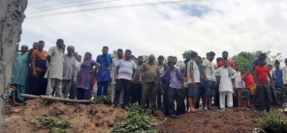 প্রত্যক্ষদর্শী মহিলা জানিয়েছে যখন তিনি চা নিয়ে গিয়েছিলেন তখন দেখছিলেন মাটি চাপা দেওয়া মৃতদেহর পায়ের আঙুল বাইরে বেরিয়ে আছে ৷ ছবি সংগৃহীত ৷ প্রত্যক্ষদর্শী মহিলা জানিয়েছে যখন তিনি চা নিয়ে গিয়েছিলেন তখন দেখছিলেন মাটি চাপা দেওয়া মৃতদেহর পায়ের আঙুল বাইরে বেরিয়ে আছে ৷ ছবি সংগৃহীত ৷