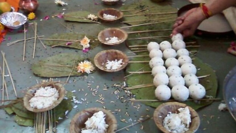 ♦ যদি আপনার ভাগ্যে পিতৃদোষ থাকে তবে কোনও পবিত্র নদীতে পণ্ডিতকে নিয়ে গিয়ে পিণ্ড দান করুন ৷
