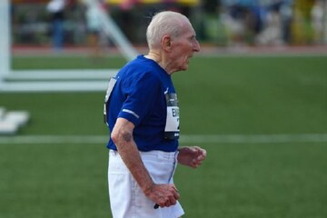 ৪২ মিনিটে ৫০০০ মিটার দৌড়ে বিশ্বরেকর্ড ৯৬ বছরের বৃদ্ধের ! ৪২ মিনিটে ৫০০০ মিটার দৌড়ে বিশ্বরেকর্ড ৯৬ বছরের বৃদ্ধের !