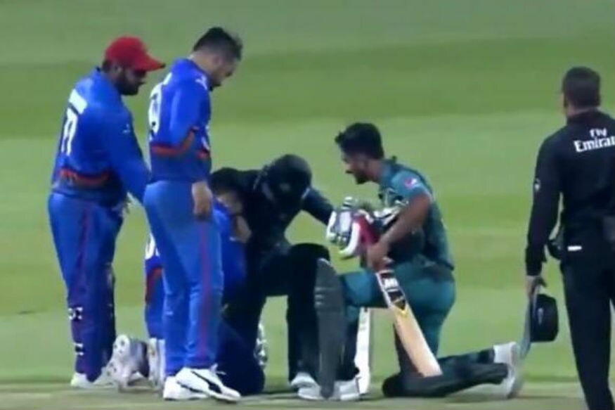 মহিলার সঙ্গে অভব্যতার অভিযোগ উঠতেই চরম পদক্ষেপ আইসিসি-এর ৷ যদিও এই ক্রিকেটারের বিরুদ্ধে আসলে কি অভিযোগ উঠছিল তা নিয়ে আইসিসি-এর কোনও সুস্পষ্ট বক্তব্য পাওয়া যায়নি ৷ এই দলের বাকি প্লেয়াররা বিশ্বকাপের দৌড় থেকে বাদ পড়ার পর দেশে ফিরলে এই নিয়ে ফের জাতীয় ক্রিকেট বোর্ড ও আইসিসি-এর মধ্যে আলাপ আলোচনা হয় ৷ তারপরই আফগানিস্তানের জাতীয় ক্রিকেট বোর্ড পুরো ঘটনার বিবরণ বিস্তারিতভাবে জানার পরই ওই ক্রিকেটারকে এক বছরের জন্য নির্বাসিত করে ৷ মহিলার সঙ্গে অভব্যতার অভিযোগ উঠতেই চরম পদক্ষেপ আইসিসি-এর ৷ যদিও এই ক্রিকেটারের বিরুদ্ধে আসলে কি অভিযোগ উঠছিল তা নিয়ে আইসিসি-এর কোনও সুস্পষ্ট বক্তব্য পাওয়া যায়নি ৷ এই দলের বাকি প্লেয়াররা বিশ্বকাপের দৌড় থেকে বাদ পড়ার পর দেশে ফিরলে এই নিয়ে ফের জাতীয় ক্রিকেট বোর্ড ও আইসিসি-এর মধ্যে আলাপ আলোচনা হয় ৷ তারপরই আফগানিস্তানের জাতীয় ক্রিকেট বোর্ড পুরো ঘটনার বিবরণ বিস্তারিতভাবে জানার পরই ওই ক্রিকেটারকে এক বছরের জন্য নির্বাসিত করে ৷