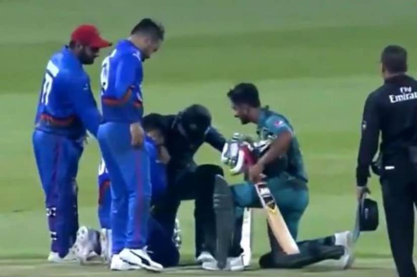 মহিলার সঙ্গে অভব্যতার অভিযোগ উঠতেই চরম পদক্ষেপ আইসিসি-এর ৷ যদিও এই ক্রিকেটারের বিরুদ্ধে আসলে কি অভিযোগ উঠছিল তা নিয়ে  আইসিসি-এর কোনও সুস্পষ্ট বক্তব্য পাওয়া যায়নি ৷ এই দলের বাকি প্লেয়াররা বিশ্বকাপের দৌড় থেকে বাদ পড়ার পর দেশে ফিরলে এই নিয়ে ফের জাতীয় ক্রিকেট বোর্ড ও আইসিসি-এর মধ্যে আলাপ আলোচনা হয় ৷ তারপরই আফগানিস্তানের জাতীয় ক্রিকেট বোর্ড পুরো ঘটনার বিবরণ বিস্তারিতভাবে জানার পরই ওই ক্রিকেটারকে এক বছরের জন্য নির্বাসিত করে ৷