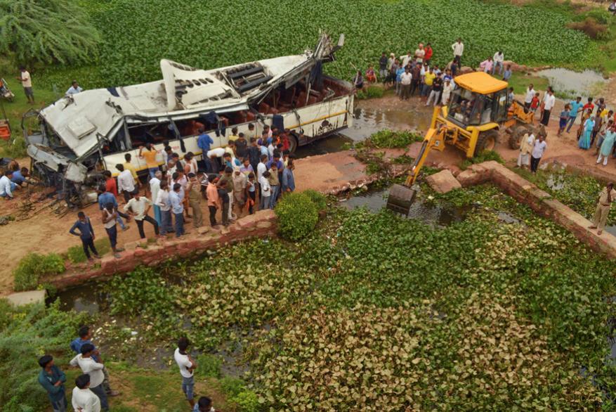প্রাথমিক তদন্তে জানা গিয়েছে, বাসের চালক ঘুমিয়ে পড়ায় দুর্ঘটনাটি ঘটে। প্রথমে বাসটি ডিভাইডারে ধাক্কা খায়। এরপর ফ্লাইওভার থেকে চল্লিশ ফুট নীচে পড়ে যায় বাসটি। (Image: AFP) প্রাথমিক তদন্তে জানা গিয়েছে, বাসের চালক ঘুমিয়ে পড়ায় দুর্ঘটনাটি ঘটে। প্রথমে বাসটি ডিভাইডারে ধাক্কা খায়। এরপর ফ্লাইওভার থেকে চল্লিশ ফুট নীচে পড়ে যায় বাসটি। (Image: AFP)