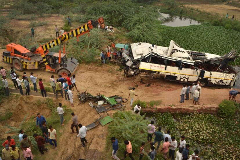 সোমবার ভোর সোওয়া চারটে নাগাদ আগ্রার এতমাদপুরে দুর্ঘটনাটি ঘটে। গতকাল রাতে ৫০জন যাত্রী নিয়ে লখনৌ থেকে দিল্লি যাচ্ছিল ডবল ডেকার বাসটি। (Image: AP)