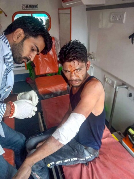 সারাদিন প্রচণ্ড বৃষ্টিপাতের জেরে চন্ডীগড়-শিমলা জাতীয় সড়কে ভূমিধসের সৃষ্টি হয়েছে । ধ্বংসস্তুপের নীচে অনেকেই আটকে রয়েছেন বলে আশঙ্কা । (Image: PTI)