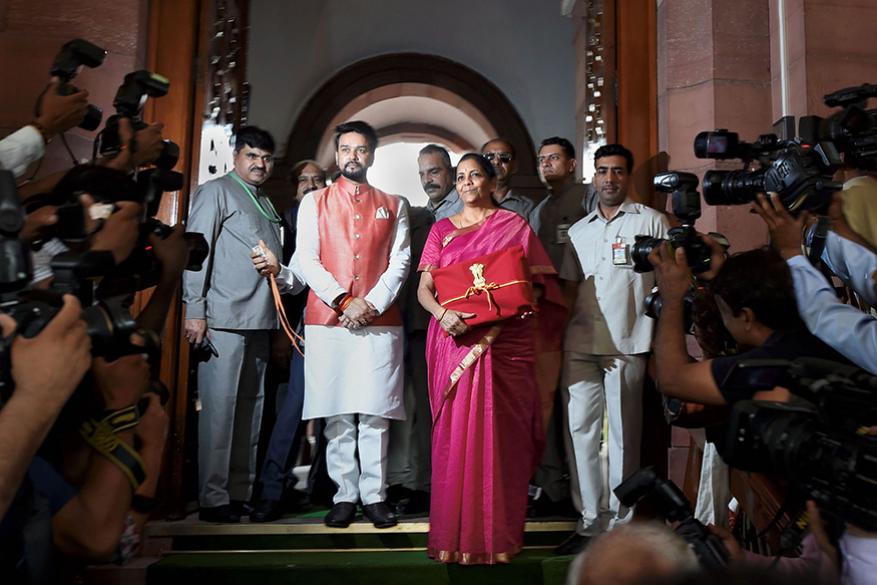 বাজেট পেশের দিন কেন্দ্র অর্থমন্ত্রীরা বাজেট ব্রিফকেস হাতে নিয়ে ঘোরেন। এই প্রথা ব্রিটিশ আমল থেকে চলে আসছে। ১৮৬০ সাল থেকে বাজেটের দিন ব্রিটিশরা 'বাজেট বক্স' হাতে সংসদে প্রবেশ করতেন। ব্রিটিশ আমলের ব্রেফকেস প্রথার বিদায় ঘটিয়ে, লাল শালুতে মোড়া বই-খাতা নিয়ে সংসদে অর্থমন্ত্রী৷ বাজেট পেশের দিন কেন্দ্র অর্থমন্ত্রীরা বাজেট ব্রিফকেস হাতে নিয়ে ঘোরেন। এই প্রথা ব্রিটিশ আমল থেকে চলে আসছে। ১৮৬০ সাল থেকে বাজেটের দিন ব্রিটিশরা 'বাজেট বক্স' হাতে সংসদে প্রবেশ করতেন। ব্রিটিশ আমলের ব্রেফকেস প্রথার বিদায় ঘটিয়ে, লাল শালুতে মোড়া বই-খাতা নিয়ে সংসদে অর্থমন্ত্রী৷