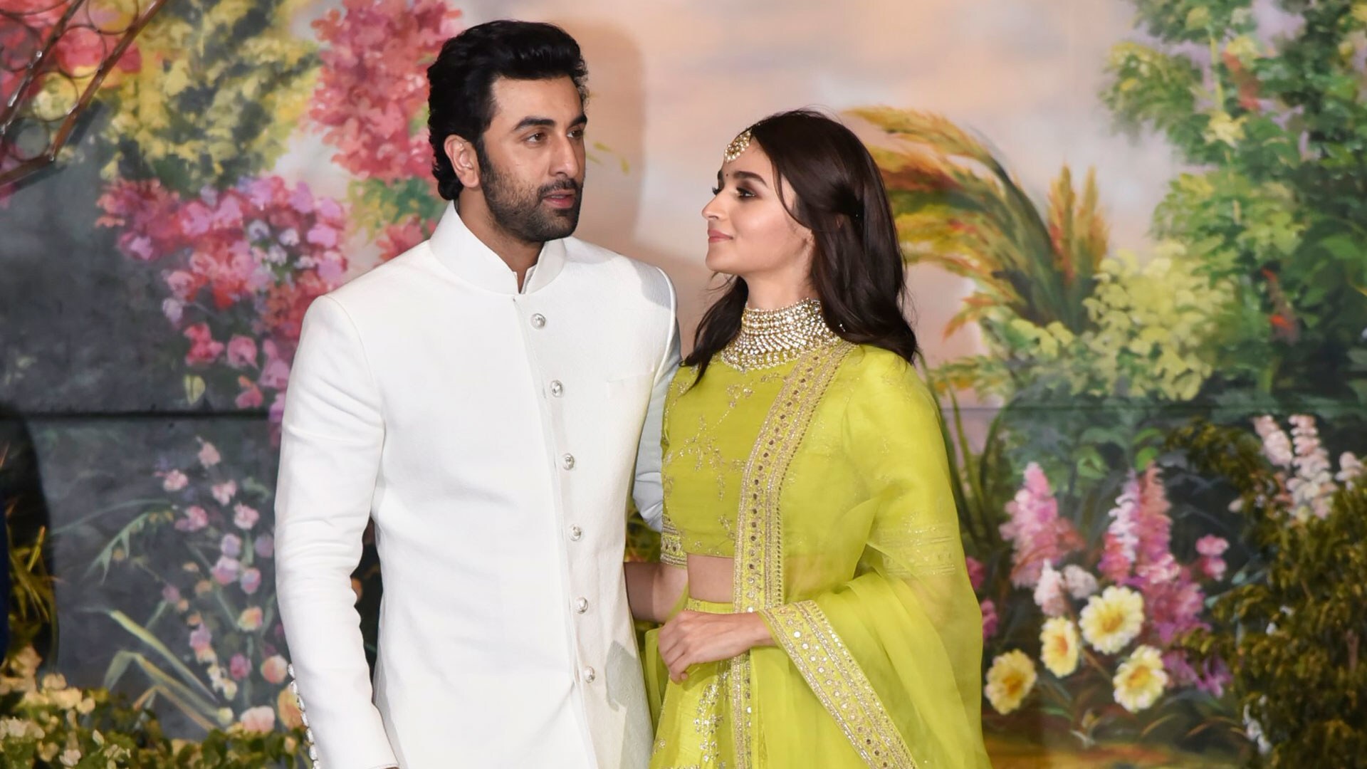 তবে গোটা ব্যাপারটাই নাকি ঘটছে গোপনে ৷ কাক-পক্ষী যাতে টের না পায়, সে দিকেই নজর রেখেছে দুই পরিবার ৷ তবে গোটা ব্যাপারটাই নাকি ঘটছে গোপনে ৷ কাক-পক্ষী যাতে টের না পায়, সে দিকেই নজর রেখেছে দুই পরিবার ৷