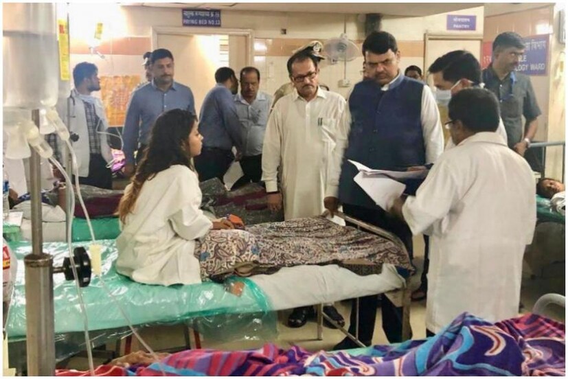 দুর্ঘটনায় আহতদের চিকিত্সার জন্য হাসপাতালে পাঠানো হয়েছে। আহতদের সঙ্গে দেখা করতে হাসপাতালে যান মহারাষ্ট্রের মুখ্যমন্ত্রী দেবেন্দ্র ফড়নবীশ (Image: Special Arrangement)