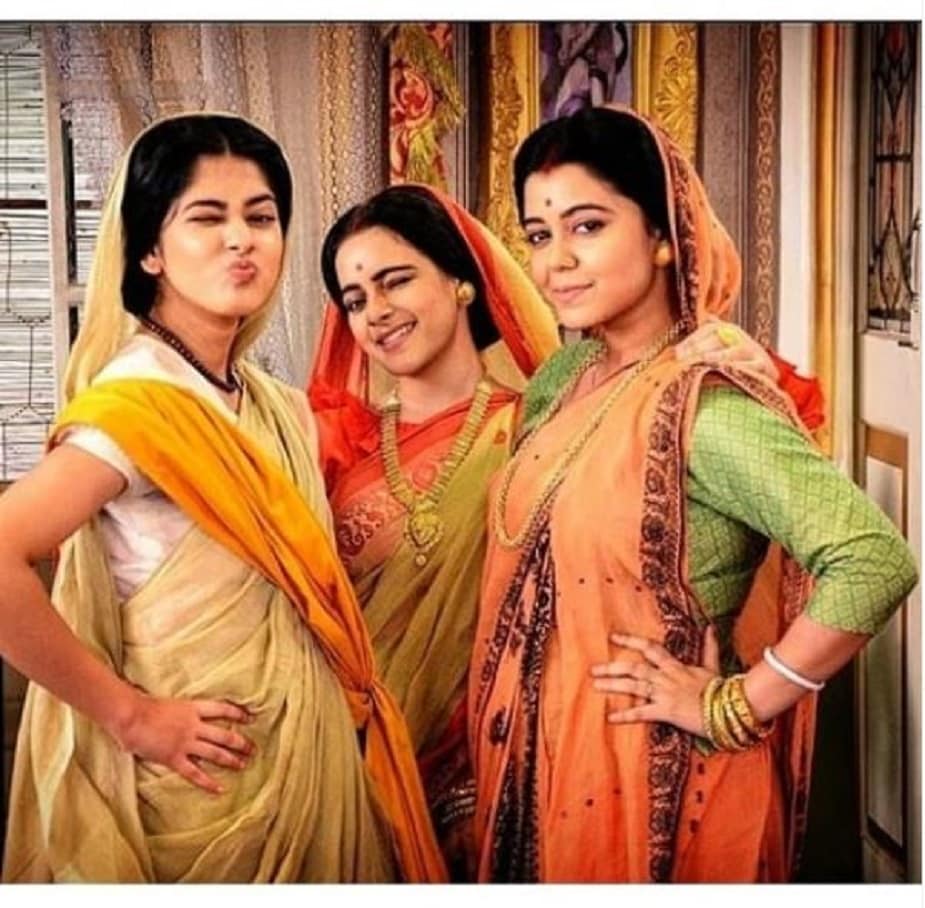এবার নতুন চরিত্রে দেখা যাবে তাঁকে, নতুন ধারাবাহিকে এবং ভিন্ন চ্যানেলে। আর সেই জন্যই কাজ ছেড়ে ছিলেন তিনি। নতুন কাজের অফার পেয়ে রাসমণি সিরিয়াল ছেড়ে দিলেন জগদম্বা।photo source Instagram(সিরিয়ালের সেটে সকলে) এবার নতুন চরিত্রে দেখা যাবে তাঁকে, নতুন ধারাবাহিকে এবং ভিন্ন চ্যানেলে। আর সেই জন্যই কাজ ছেড়ে ছিলেন তিনি। নতুন কাজের অফার পেয়ে রাসমণি সিরিয়াল ছেড়ে দিলেন জগদম্বা।photo source Instagram(সিরিয়ালের সেটে সকলে)
