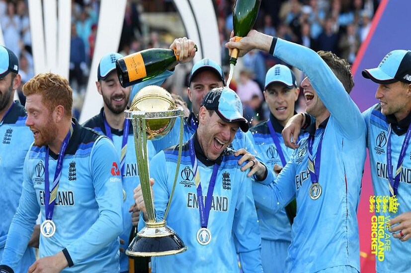 নয়া বিশ্বচ্যাম্পিয়ন তারা ৷ আগামি চার বছরের জন্য ক্রিকেট বিশ্বের নীলের দাপট , তবে অবশ্য মেন ইন ব্লু নয় ৷ হালকা নীল জার্সিতে মাঠ কাঁপালেন ইংল্যান্ডের ঘরের ছেলেরা ৷ Photo Source: Twitter