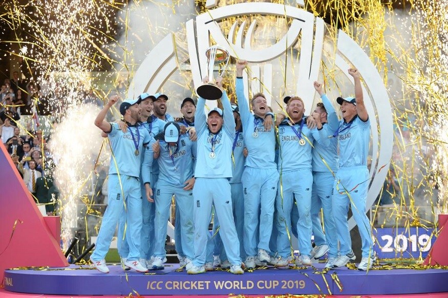 ফারাকটা ঠিক ৫৩ বছরের। সেই ঘরের মাঠেই শাপমুক্তি। ১৯৭৫ সালের ৭ জুন প্রথমবার ক্রিকেট বিশ্বকাপের ম্যাচ খেলেছিল ইংল্যান্ড। চ্যাম্পিয়ন হতে ইংরেজদের সময় লাগল ৪৪ বছর। কলকাতা হয়নি, মেলবোর্ন হয়নি। কিন্তু ঘরের উঠোনে আর খালি হাত নয়। মর্গ্যানদের হাত ভরা থাকল বিশ্বকাপে। Photo Courtesy: ICC/Twitter ফারাকটা ঠিক ৫৩ বছরের। সেই ঘরের মাঠেই শাপমুক্তি। ১৯৭৫ সালের ৭ জুন প্রথমবার ক্রিকেট বিশ্বকাপের ম্যাচ খেলেছিল ইংল্যান্ড। চ্যাম্পিয়ন হতে ইংরেজদের সময় লাগল ৪৪ বছর। কলকাতা হয়নি, মেলবোর্ন হয়নি। কিন্তু ঘরের উঠোনে আর খালি হাত নয়। মর্গ্যানদের হাত ভরা থাকল বিশ্বকাপে। Photo Courtesy: ICC/Twitter