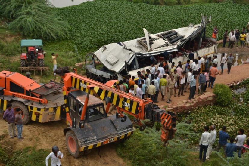 মৃতদের পরিবারকে ৫ লক্ষ টাকা করে ক্ষতিপূরণ দেওয়ার কথা ঘোষণা করেছেন উত্তরপ্রদেশের মুখ্যমন্ত্রী, যোগী আদিত্যনাথ। (Image: AFP)