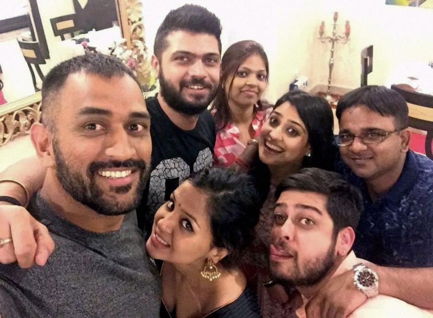 আজ তাঁর শুভ জন্মদিন, জন্মদিনে আনন্দের একটি ভিডিও আপলোড করেছেন স্ত্রী সাক্ষী সিং ধোনি ৷ ফাইল ছবি ৷ আজ তাঁর শুভ জন্মদিন, জন্মদিনে আনন্দের একটি ভিডিও আপলোড করেছেন স্ত্রী সাক্ষী সিং ধোনি ৷ ফাইল ছবি ৷