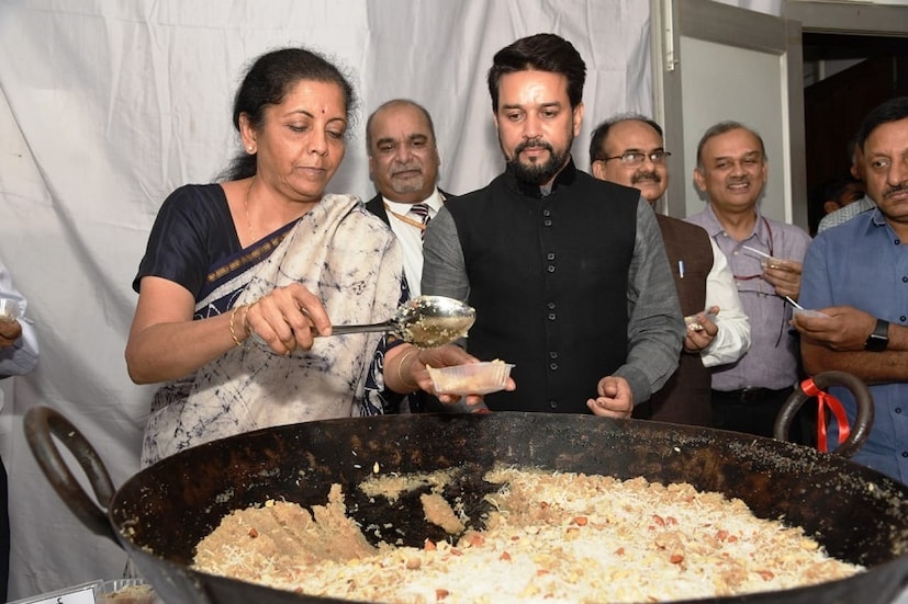 অর্থমন্ত্রকে বাজেট সরকারিভাবে ছাপা শুরু হয় এই হালুয়া উৎসব দিয়ে । অর্থমন্ত্রকের শতাধিক কর্মী ও অফিসারদের মধ্যে বিতরণ করা হয় এই হালুয়া 