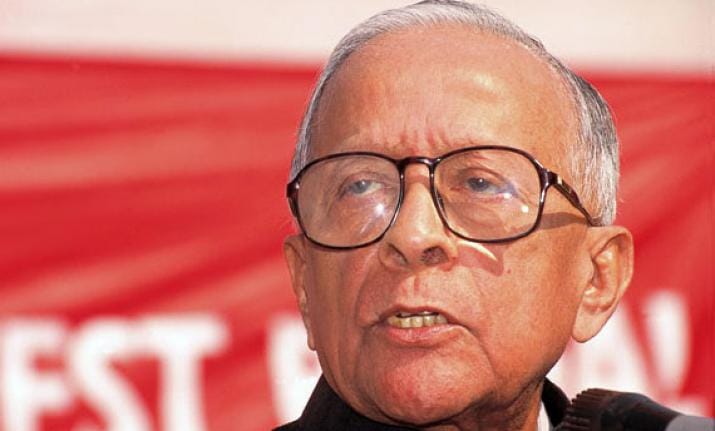 বিরোধীদের সঙ্গে বরাবরই সদ্ভাব জ্যোতি বসুর ৷ সিদ্ধার্থশঙ্কর রায় থেকে এবিএ গনি খান ৷ জ্যোতি বাবুকে সাহেব বলে ডাকতেন গনি খান ৷ শুধু গনি খানই নন, তাঁর পরিবারেরও খুব কাছের ছিলেন জ্যোতি বসু ৷ গনি খানের বোন নিয়ম করে প্রতি দুসপ্তাহ অন্তর বিরিয়ানি রান্না করে পাঠাতেন জ্যোতিবাবুকে ৷ অন্যথা হলেই ফোন করে জ্যোতিবাবু খোঁজ নিতেন কেন আসেনি বিরিয়ানি ৷ বিরোধীদের সঙ্গে বরাবরই সদ্ভাব জ্যোতি বসুর ৷ সিদ্ধার্থশঙ্কর রায় থেকে এবিএ গনি খান ৷ জ্যোতি বাবুকে সাহেব বলে ডাকতেন গনি খান ৷ শুধু গনি খানই নন, তাঁর পরিবারেরও খুব কাছের ছিলেন জ্যোতি বসু ৷ গনি খানের বোন নিয়ম করে প্রতি দুসপ্তাহ অন্তর বিরিয়ানি রান্না করে পাঠাতেন জ্যোতিবাবুকে ৷ অন্যথা হলেই ফোন করে জ্যোতিবাবু খোঁজ নিতেন কেন আসেনি বিরিয়ানি ৷