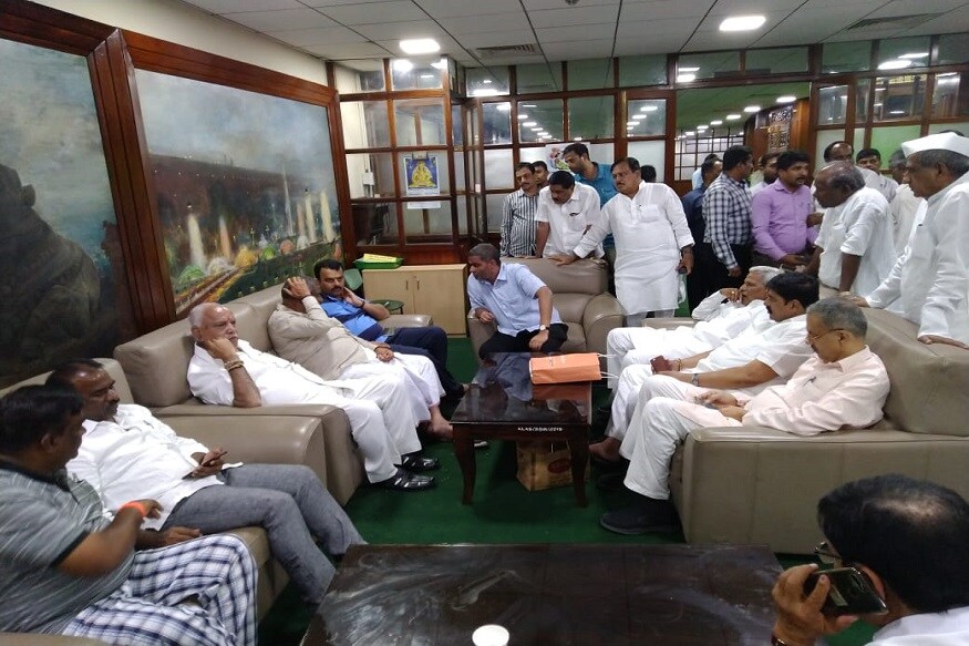 ইয়েদুরাপ্পা ও বিজেপি এমএলএ-দের মধ্য রাতের সাক্ষাৎকার। ব্যস্ত রয়েছেন তাঁরা সকলে। আস্থা ভোট শেষ না হওয়া পর্যন্ত তাঁরা এখানেই থাকবেন। ইয়েদুরাপ্পা ও বিজেপি এমএলএ-দের মধ্য রাতের সাক্ষাৎকার। ব্যস্ত রয়েছেন তাঁরা সকলে। আস্থা ভোট শেষ না হওয়া পর্যন্ত তাঁরা এখানেই থাকবেন।