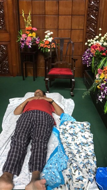 তবুও কেউ এক পাও নড়লেন না। বিধানসভাতেই ঘুমে অচৈতন্য সকলে। 